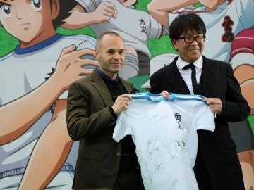 Andrés Iniesta recibe una camiseta personalizada de manos del autor "Oliver y Benji" Andrés Iniesta recibe una camiseta personalizada de manos del autor "Oliver y Benji"