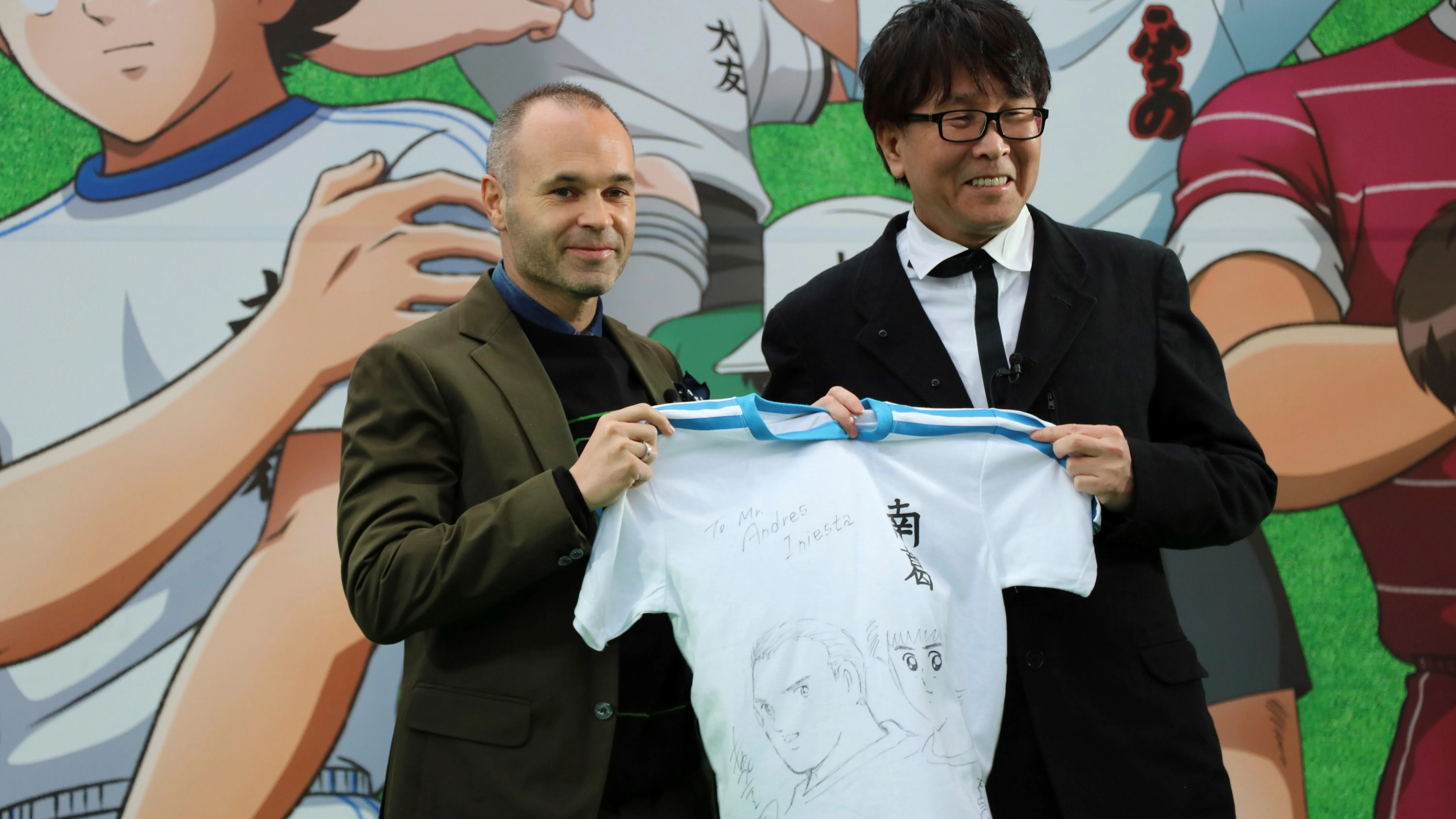 Andrés Iniesta recibe una camiseta personalizada de manos del autor "Oliver y Benji"