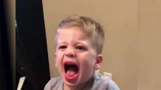 Polémicas imágenes: obligan a su hijo pequeño a comer wasabi y se ríen de su reacción Polémicas imágenes: obligan a su hijo pequeño a comer wasabi y se ríen de su reacción