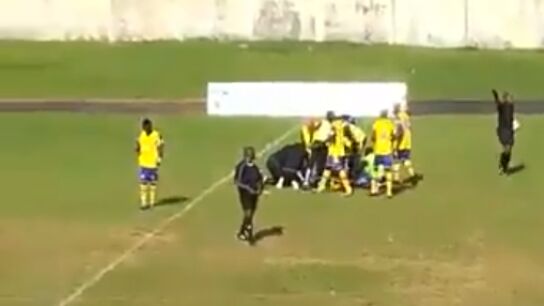 Un futbolista de Gab&oacute;n sufre un paro card&iacute;aco en pleno partido