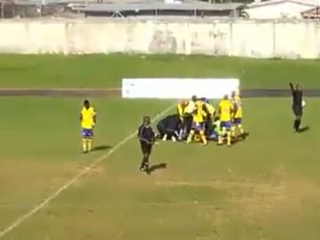 Un futbolista de Gabón sufre un paro cardíaco en pleno partido Un futbolista de Gabón sufre un paro cardíaco en pleno partido