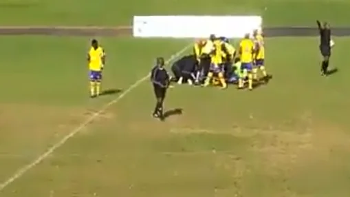 Un futbolista de Gabón sufre un paro cardíaco en pleno partido