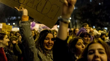 Una joven sujeta un cartel que reza "Ni sumisa ni callada, mujer fuerte empoderada"