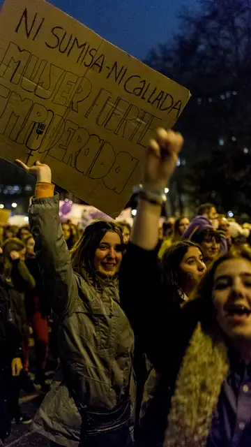Una joven sujeta un cartel que reza "Ni sumisa ni callada, mujer fuerte empoderada" Una joven sujeta un cartel que reza "Ni sumisa ni callada, mujer fuerte empoderada"