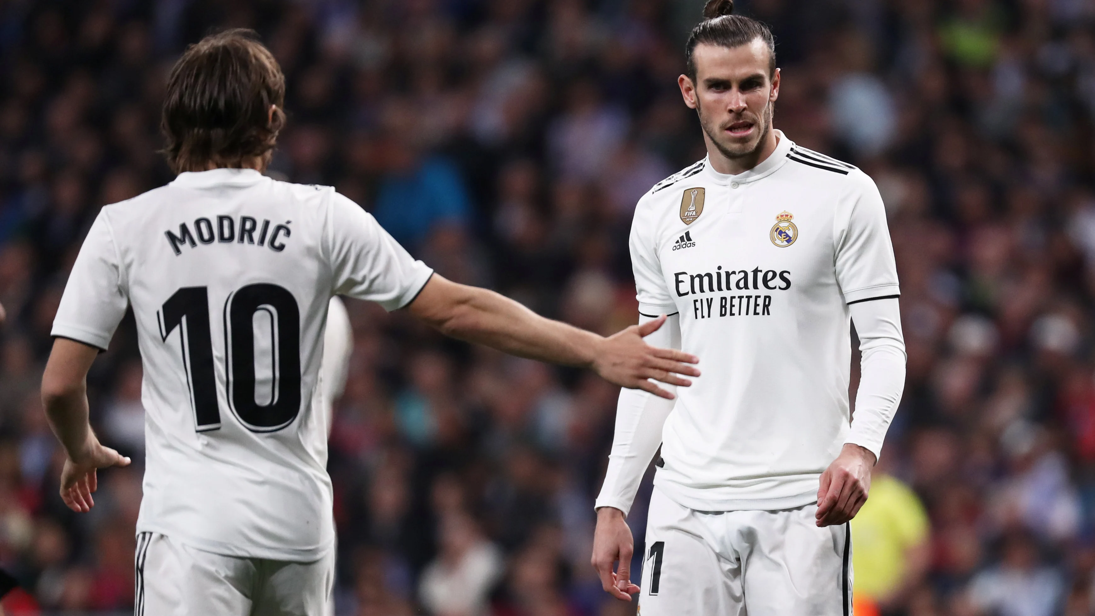 Luka Modric da la mano a Gareth Bale