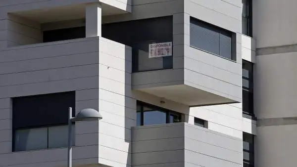 Imagen de archivo de un edificio con viviendas en venta Imagen de archivo de un edificio con viviendas en venta