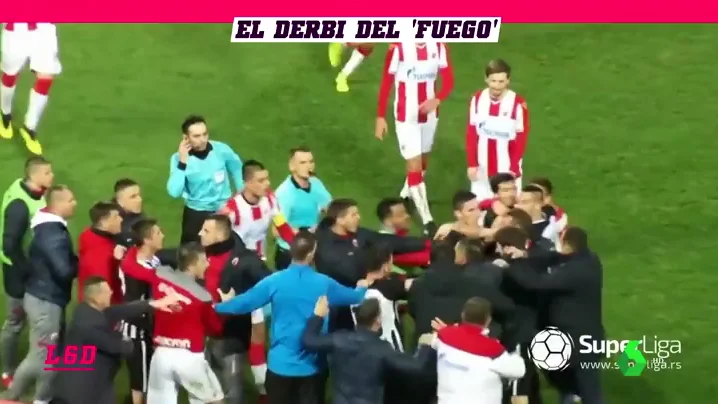 Bengalas, pelea de ultras, tangana de jugadores... lamentables imágenes en el Estrella Roja vs Partizán