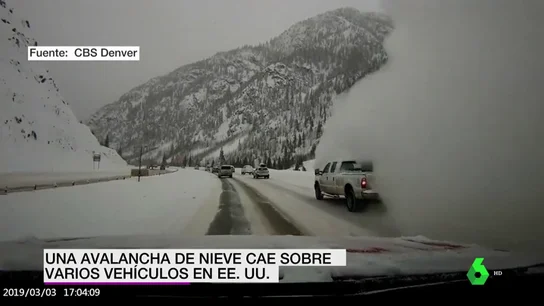 Una avalancha de nieve cae sobre varios vehículos En Colorado, Estados Unidos