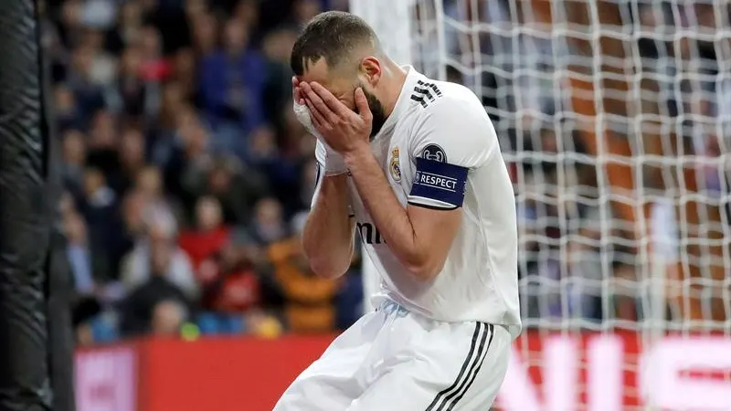 Benzema se lamenta tras una ocasión fallada. 