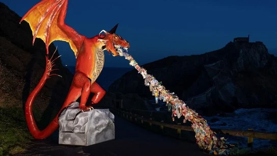 Imagen del dragon instalado por Greenpeace Imagen del dragon instalado por Greenpeace