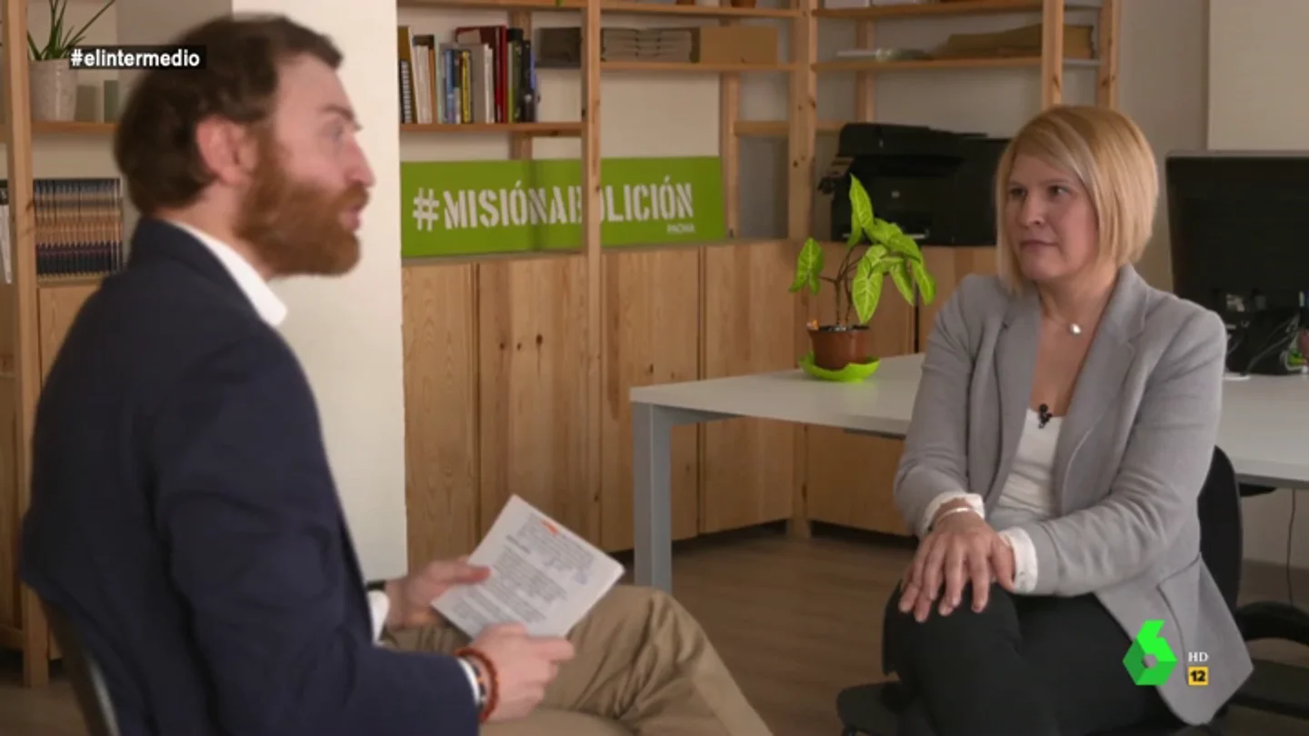 La 'antientrevista' de Manuel Burque a Silvia Barquero, la presidenta de PACMA: "Los perros están para hacerte compañía, no están ricos como los cerdos" La 'antientrevista' de Manuel Burque a Silvia Barquero, la presidenta de PACMA: "Los perros están para hacerte compañía, no están ricos como los cerdos"