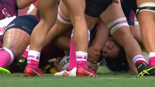 Liz Patu, en el momento de morder a una rival Liz Patu, en el momento de morder a una rival