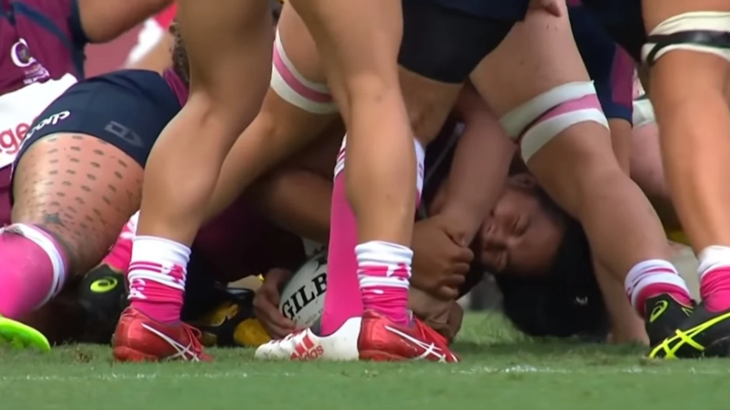 Liz Patu, en el momento de morder a una rival Liz Patu, en el momento de morder a una rival