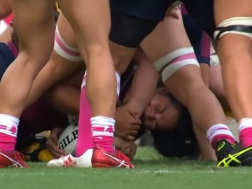 Liz Patu, en el momento de morder a una rival Liz Patu, en el momento de morder a una rival