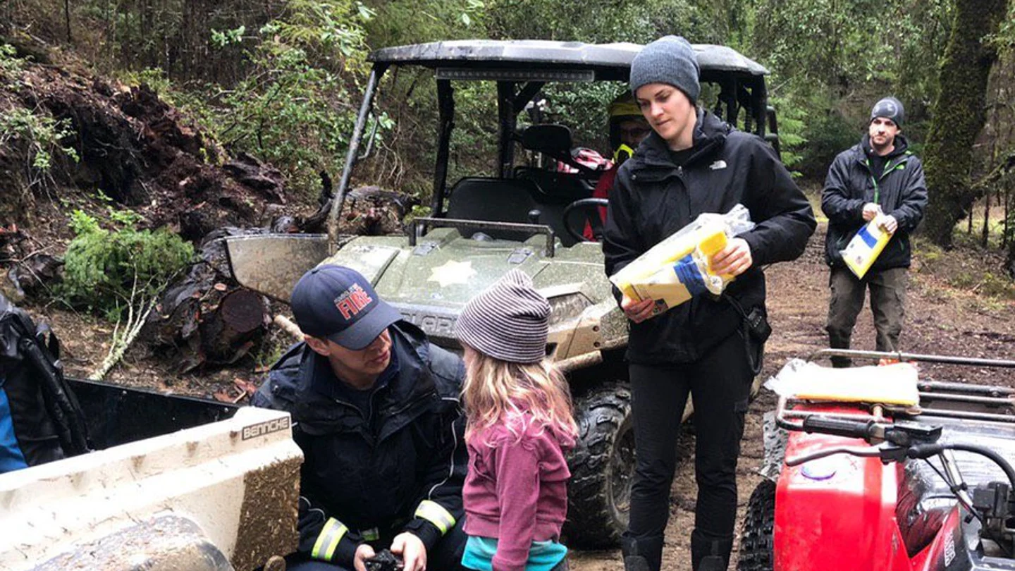 Una de las niñas encontradas tras 44 horas desaparecidas en un bosque Una de las niñas encontradas tras 44 horas desaparecidas en un bosque