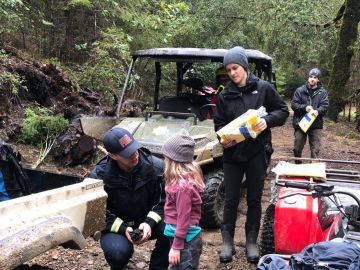 Una de las niñas encontradas tras 44 horas desaparecidas en un bosque Una de las niñas encontradas tras 44 horas desaparecidas en un bosque