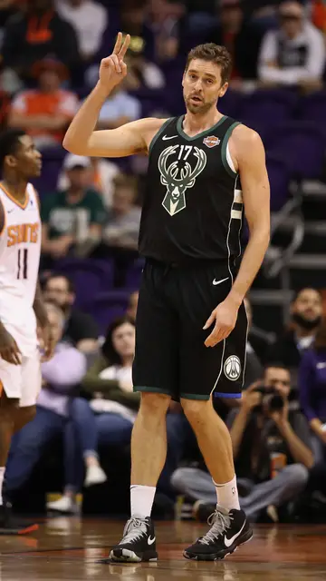 Pau Gasol, en su estreno con los Bucks Pau Gasol, en su estreno con los Bucks