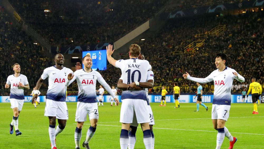Harry Kane celebra con sus compañeros su gol con el Tottenham