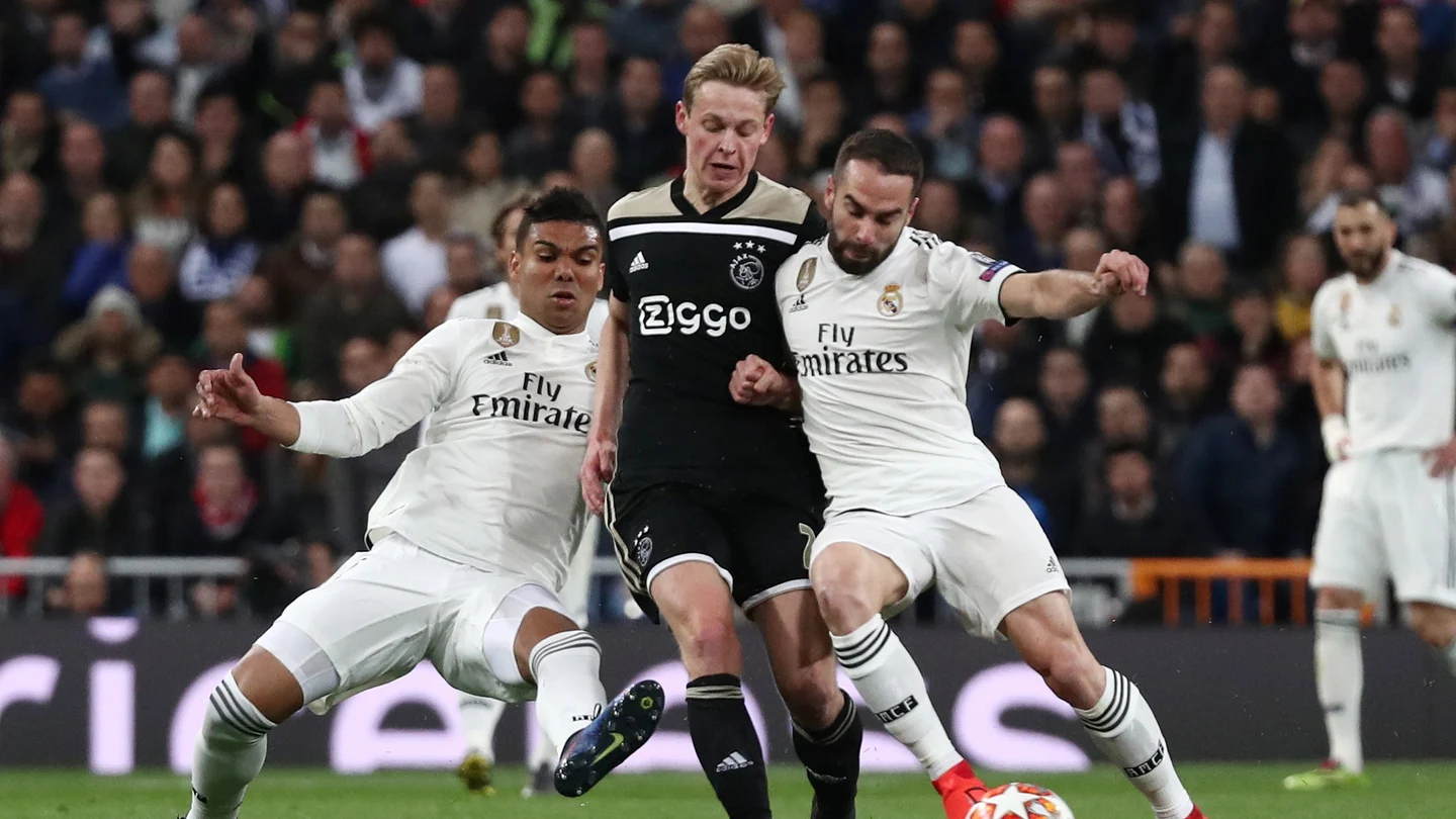 Casemiro y Carvajal intentan parar a De Jong Casemiro y Carvajal intentan parar a De Jong