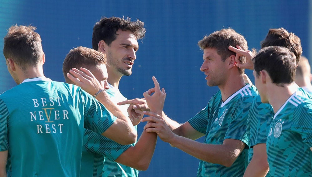 Hummels y Müller, durante un entrenamiento con la selección alemana