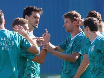 Hummels y Müller, durante un entrenamiento con la selección alemana Hummels y Müller, durante un entrenamiento con la selección alemana