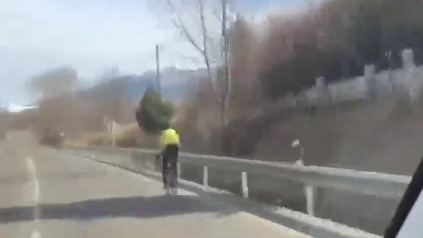 Leo Messi enseña cómo adelantar a un ciclista en carretera