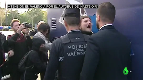Tensión en Valencia tras inmovilizar el Ayuntamiento el autobús de Hazte Oír Tensión en Valencia tras inmovilizar el Ayuntamiento el autobús de Hazte Oír