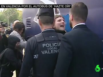 Tensión en Valencia tras inmovilizar el Ayuntamiento el autobús de Hazte Oír Tensión en Valencia tras inmovilizar el Ayuntamiento el autobús de Hazte Oír