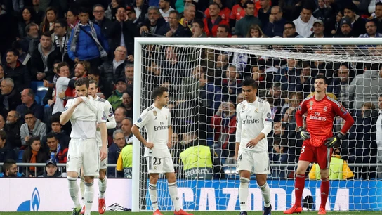 Los jugadores del Real Madrid se lamentan tras un gol del Ajax Los jugadores del Real Madrid se lamentan tras un gol del Ajax
