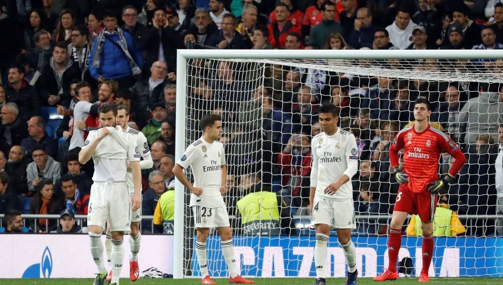 Los jugadores del Real Madrid se lamentan tras un gol del Ajax