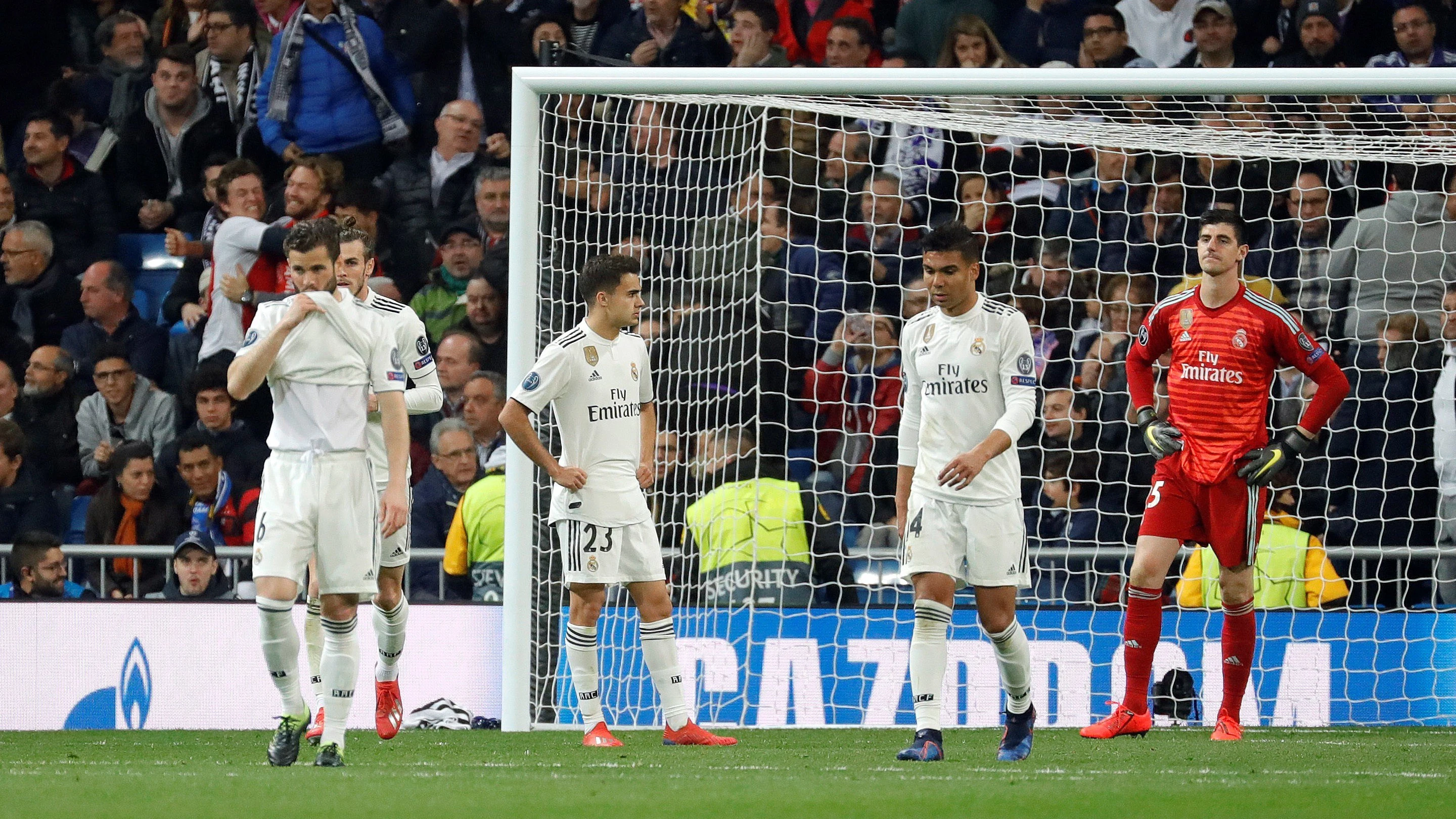 Los jugadores del Real Madrid se lamentan tras un gol del Ajax