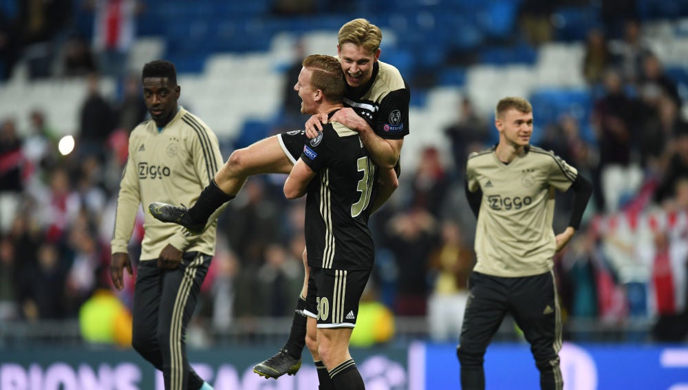 De Jong celebra el pase a cuartos del Ajax