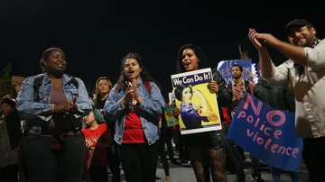 Hombres y mujeres en una manifestación del 8M en California, EEUU.