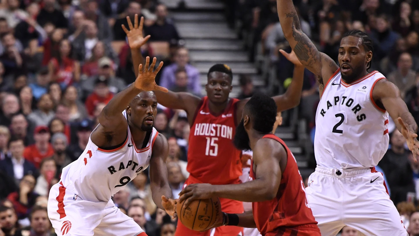 Serge Ibaka defiende a James Harden Serge Ibaka defiende a James Harden