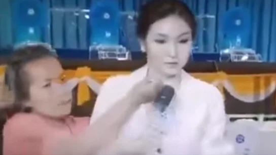 La atacante clavando el destornillador a la presentadora La atacante clavando el destornillador a la presentadora