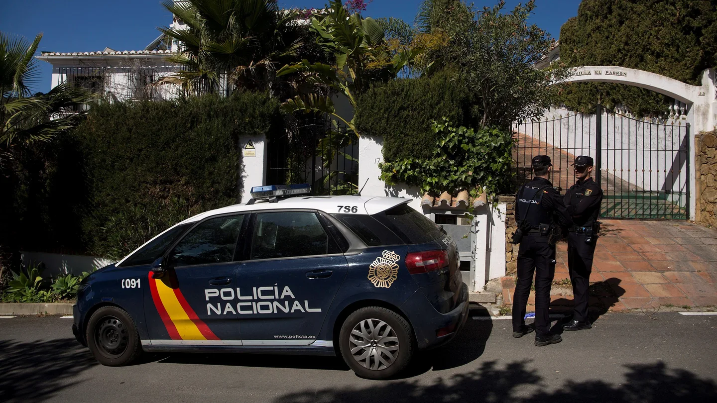 Dos miembros de la Policía Nacional custodian la vivienda donde se produjo el crimen Dos miembros de la Policía Nacional custodian la vivienda donde se produjo el crimen