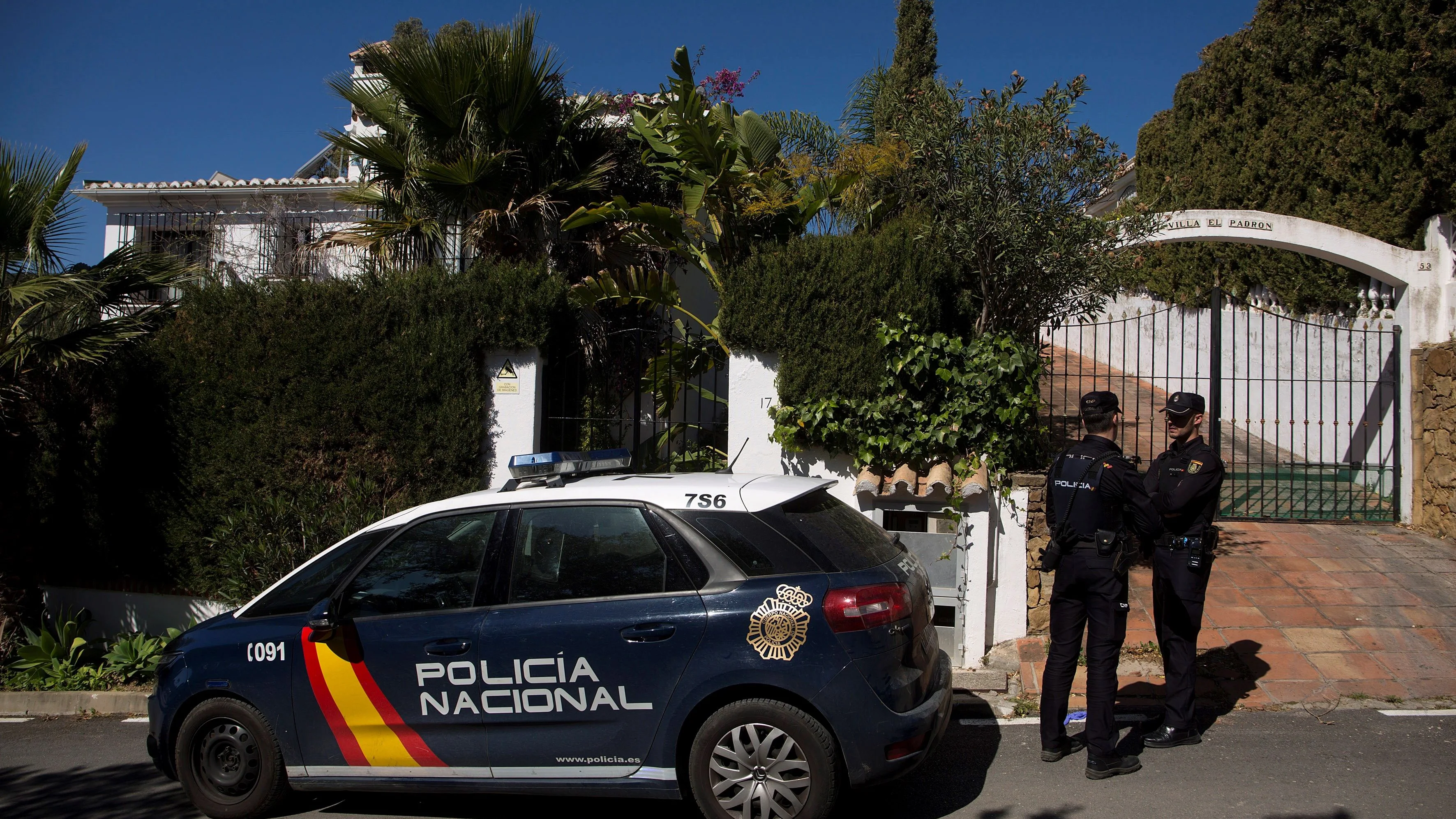 Dos miembros de la Policía Nacional custodian la vivienda donde se produjo el crimen Dos miembros de la Policía Nacional custodian la vivienda donde se produjo el crimen