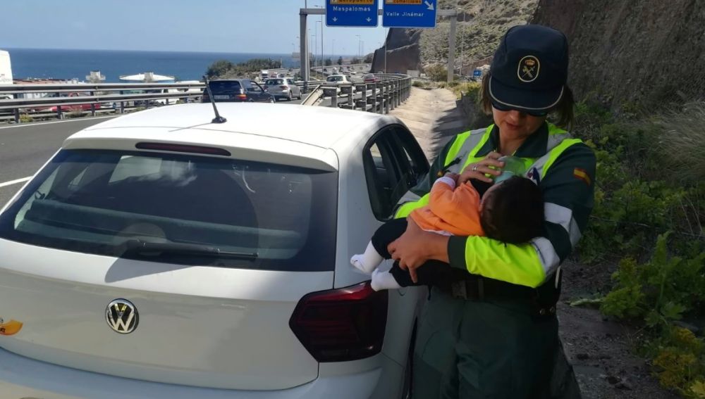 Guardia Civil haciéndose cargo de un bebé
