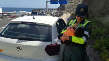 Guardia Civil haciéndose cargo de un bebé