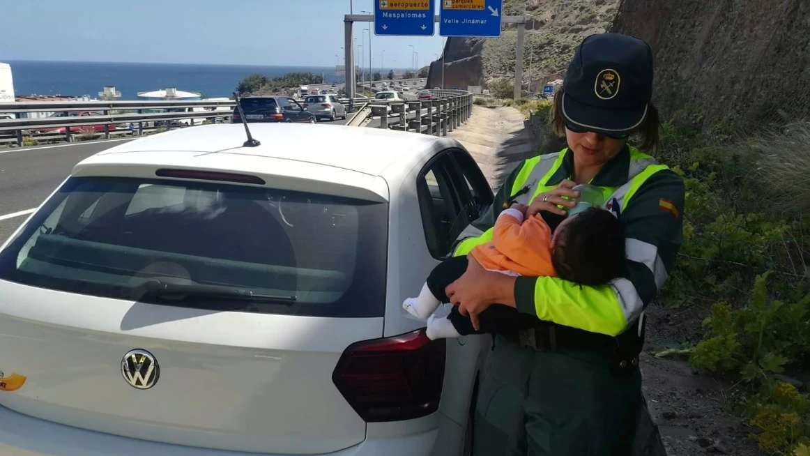 Guardia Civil haciéndose cargo de un bebé