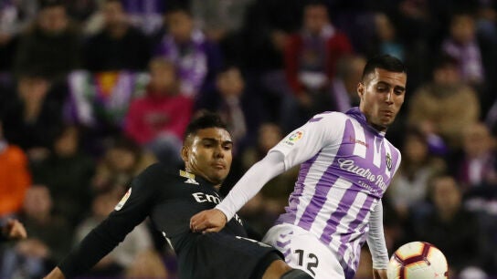Casemiro y Sergi Guardiola se disputan la posesi&oacute;n del bal&oacute;n