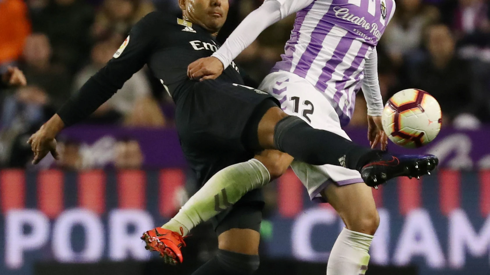 Casemiro y Sergi Guardiola se disputan la posesión del balón