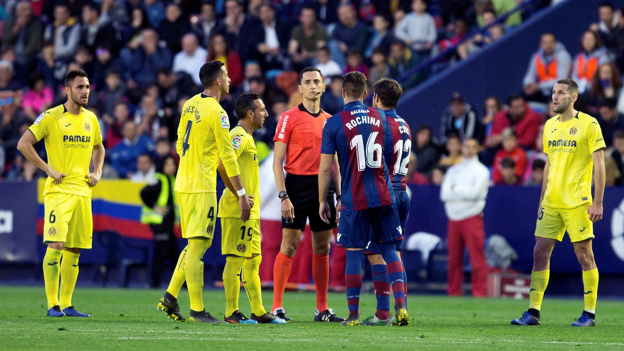 Momento del partido entre Levante y Villarreal