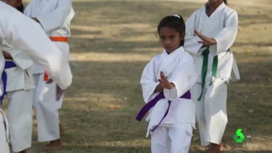 Niñas reciben clases de kárate en la India para defenderse del acoso Niñas reciben clases de kárate en la India para defenderse del acoso