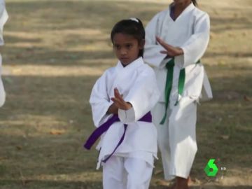 Niñas reciben clases de kárate en la India para defenderse del acoso Niñas reciben clases de kárate en la India para defenderse del acoso