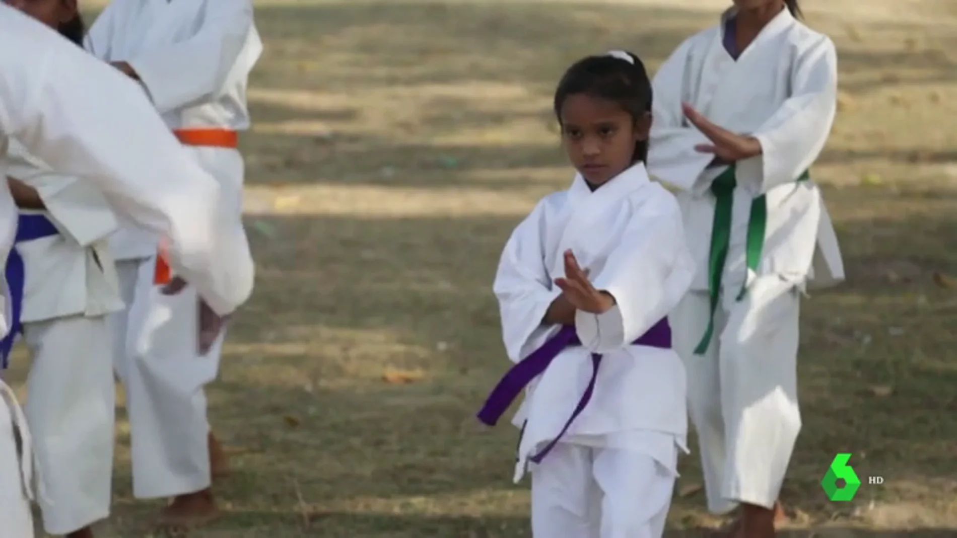 Niñas reciben clases de kárate en la India para defenderse del acoso
