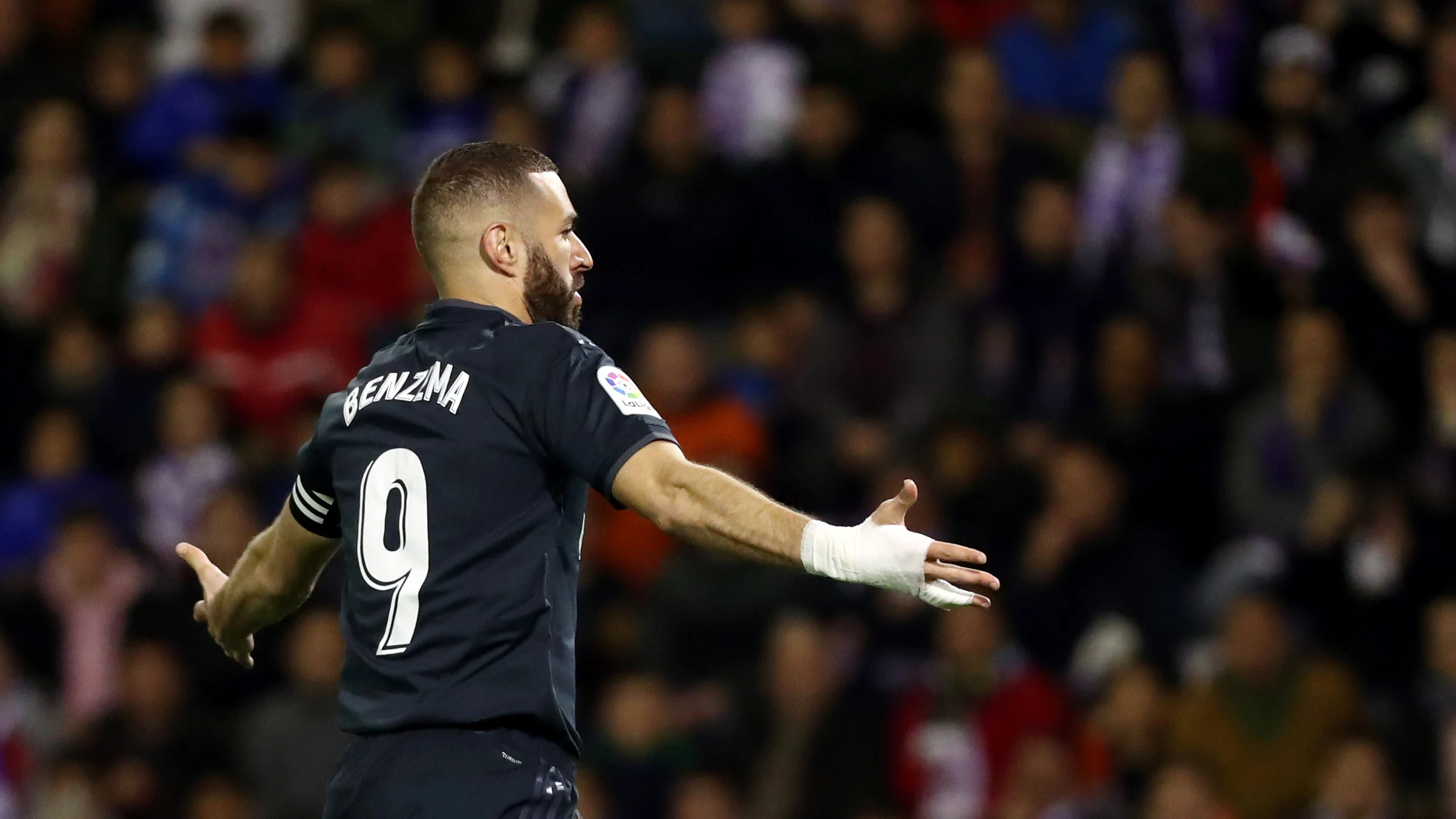 Benzema celebra uno de sus goles contra el Valladolid