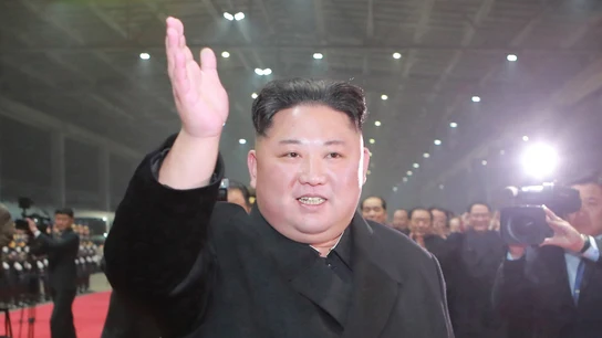 El líder supremo de Corea del Norte, Kim Jong Un, saluda a la multitud. El líder supremo de Corea del Norte, Kim Jong Un, saluda a la multitud.