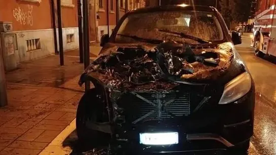 El coche de Pietro Iemmello, tras ser atacado El coche de Pietro Iemmello, tras ser atacado