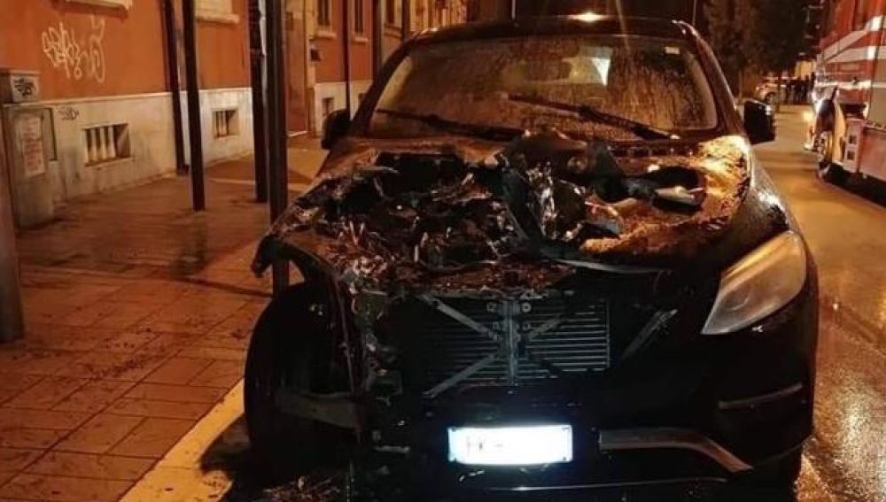 El coche de Pietro Iemmello, tras ser atacado